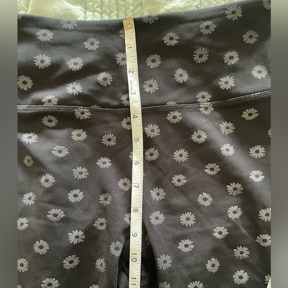 Nanette Lepore Play Compression Shorts Black and Silver Floral Size Small - Picture 7 of 8
